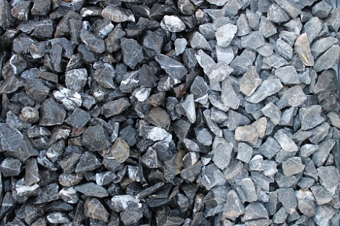 Kamenclub.ru: Щебень крошка черный (мрамор) фр. 20-40 мм.  купить в Ижевске мрамор черный с белыми прожилками мраморная каменная крошка 11000 руб/т   фото КАМЕНЬ КЛУБ