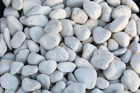 Kamenclub.ru: Мраморная крошка (щебень галтованный белый) фр.40-70 мм.  купить в Ижевске мрамор белый молочный айвори окатанный округлый природный камень 17000 руб/т   фото КАМЕНЬ КЛУБ