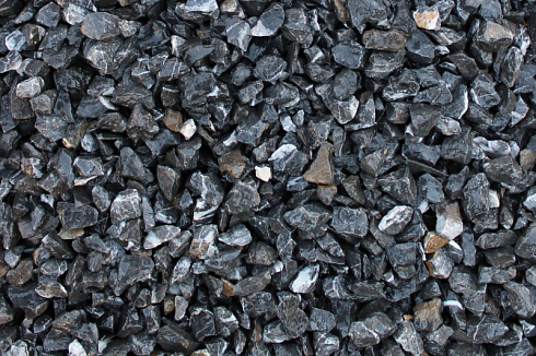 Kamenclub.ru: Щебень крошка черный (мрамор) фр. 40-70 мм.  купить в Ижевске мрамор черный с белыми прожилками, черный, белый декоративный щебень 11000 руб/т   фото КАМЕНЬ КЛУБ