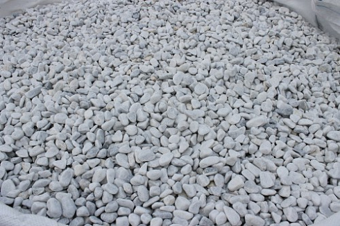 Kamenclub.ru: Мраморная крошка (щебень галтованный белый) фр.10-20 мм.  купить в Ижевске мрамор белый, молочный, айвори окатанный округлый декоративный ландшафтный щебень 17000 руб/т   фото КАМЕНЬ КЛУБ