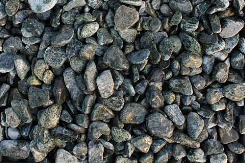 Kamenclub.ru: Щебень галтованный зеленый (змеевик) фр. 20-40 мм.  купить в Ижевске мрамор зеленый, салатовый оголтованный щебень мраморный 12500 руб/т   фото КАМЕНЬ КЛУБ