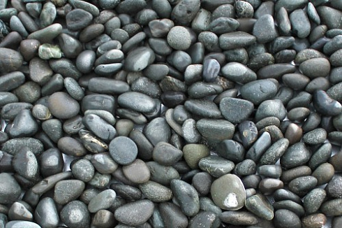 Kamenclub.ru: Галька речная окат (темно-серая) фр. 70-150 мм. купить  в Ижевске галька речная темно-серая, синяя, серая речная галька округлая  8000 руб/т   фото КАМЕНЬ КЛУБ