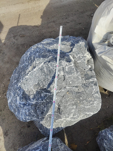 Kamenclub.ru: Черный мрамор скальник фр. 1000-1500 мм.  купить в Ижевске мрамор черный белый серый крупный колотый валун ландшафтный 9000 руб/т   фото КАМЕНЬ КЛУБ