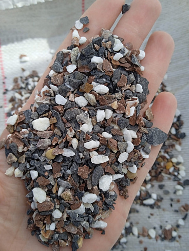 Kamenclub.ru: Мраморная крошка (щебень крошка микс: белый-зеленый-розовый) фр. 3-5 мм.  купить в Ижевске мрамор белый, зеленый, розовый мраморная декоративная крошка каменная 12000 руб/т   фото КАМЕНЬ КЛУБ