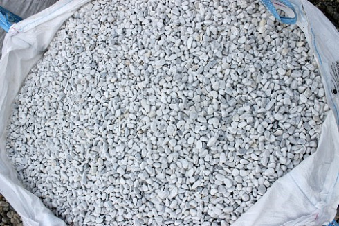 Kamenclub.ru: Мраморная крошка (щебень галтованный белый) фр.10-20 мм.  купить в Ижевске мрамор белый, молочный, айвори окатанный округлый декоративный ландшафтный щебень 17000 руб/т   фото КАМЕНЬ КЛУБ