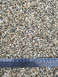 Kamenclub.ru: Галька речная окат (серая) фр.3-5 мм купить  в Ижевске галька речная серая бежевый темно-серый окатанный речной камень округлый 9500 руб/т   фото КАМЕНЬ КЛУБ