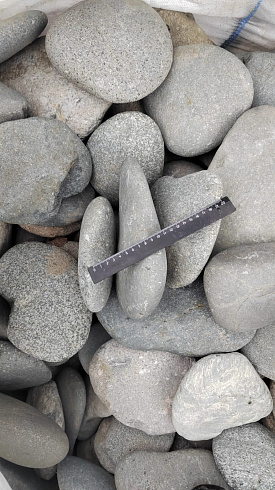 Kamenclub.ru: Галька речная плоская (темно-серая) фр. 70-150 мм. купить  в Ижевске галечник природный темно-серый серый синий речная плоская природная окатанная  9000 руб/т   фото КАМЕНЬ КЛУБ