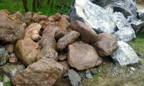 Kamenclub.ru: Конгломераты фр. 300-1000 мм.  купить в Ижевске кварц мрамор диабаз коричневый, серый зеленоватый речной валун крупный 6500 руб/т   фото КАМЕНЬ КЛУБ