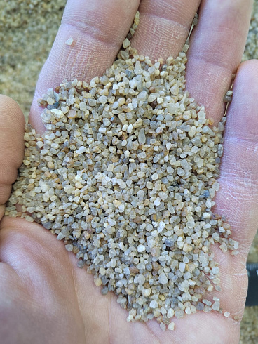 Кварцевый песок для водоподготовки фр. 1,6-3 мм.  купить в Ижевске фото Камень Клуб