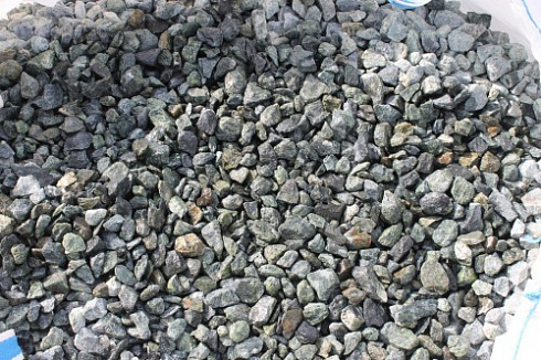Kamenclub.ru: Щебень крошка зеленый (змеевик) фр. 20-40 мм.  купить в Ижевске мрамор зеленый, салатовый ландшафтная мраморная крошка 8500 руб/т   фото КАМЕНЬ КЛУБ