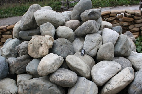 Kamenclub.ru: Речной валун Кабанчик фр.300-500 мм.  купить в Ижевске крупный природный камень галька серый, темно-серый речной валун галечник масштабный 7000 руб/т   фото КАМЕНЬ КЛУБ