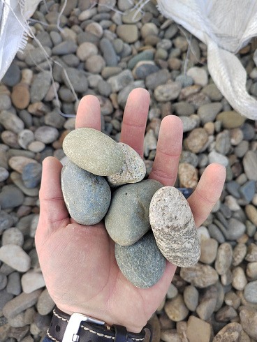 Kamenclub.ru: Галька речная окат (пестрая) фр. 20-40 мм. купить  в Ижевске галька речная пестрая, серая, серые оттенки галька речная окатанная округлая 5000 руб/т   фото КАМЕНЬ КЛУБ