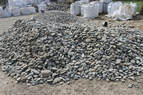 Kamenclub.ru: Галька речная плоская (ассорти) фр. 70-150 мм. купить  в Ижевске галька галечник серый белый темно-серый синий светло-серый плоская природная галька  9000 руб/т   фото КАМЕНЬ КЛУБ