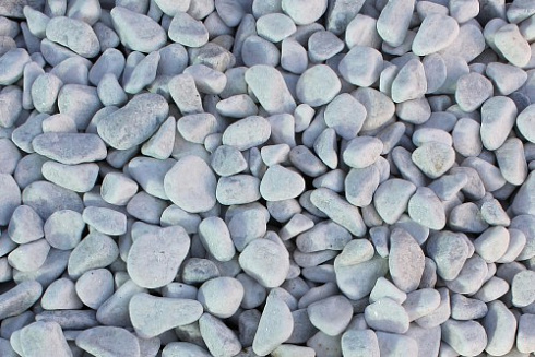 Kamenclub.ru: Мраморная крошка (щебень галтованный белый), фр.20-40 мм.  купить в Ижевске мрамор белый бежевый молочный мраморный щебень декоративный 17000 руб/т   фото КАМЕНЬ КЛУБ