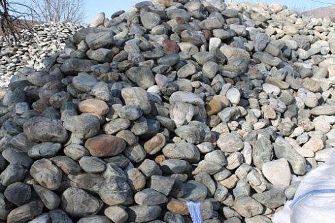 Kamenclub.ru: Ландшафтные валунчики фр.100-500 мм.  купить в Ижевске крупный природный камень серый, темно-серый, светло-серый речной валун крупный 4800 руб/т   фото КАМЕНЬ КЛУБ