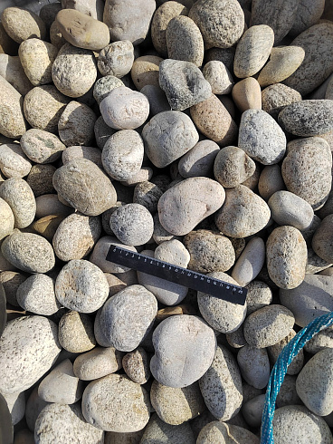 Kamenclub.ru: Галька речная окат (серо-белая) фр. 70-120 мм купить  в Ижевске галька галечник бело-серая, серо-белая, серая, белая речная природная галька  8000 руб/т   фото КАМЕНЬ КЛУБ