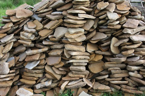 Kamenclub.ru: Песчаник колотый для облицовки (фр. 2-3 см)  купить в Ижевске песчаник бежевый серый рыжий песчаник строительный 5000 руб/т   фото КАМЕНЬ КЛУБ