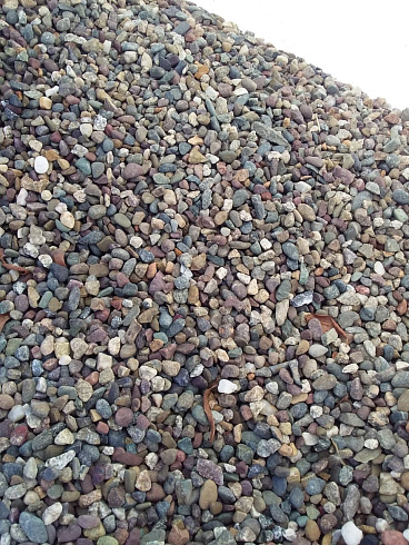 Kamenclub.ru: Галька речная окат цветная фр.5-10 мм. купить  в Ижевске галька речная белый, серый, красноватый, синий, темно-серый речная окатанная галька декоративная 6800 руб/т   фото КАМЕНЬ КЛУБ