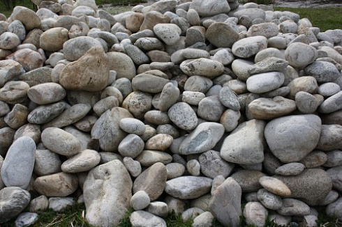 Kamenclub.ru: Бело-серый валунчик фр.100-300 мм.  купить в Ижевске крупный камень для ландшафта серый, белый бело-серый валун крупная галька 4500 руб/т   фото КАМЕНЬ КЛУБ