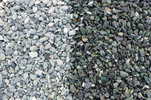 Kamenclub.ru: Мраморная крошка (щебень галтованный микс:зеленый-черный) фр.10-20 мм.  купить в Ижевске мрамор зеленый, черный декоративные ландшафтные окатанные округлые камни щебня 14500 руб/т   фото КАМЕНЬ КЛУБ