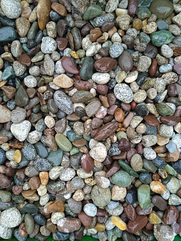 Kamenclub.ru: Галька горная речная окат (цветная) фр. 20-40 мм. купить  в Ижевске галька речная серый синий бежевый белый окатанная речная галька ландшафтная 6800 руб/т   фото КАМЕНЬ КЛУБ