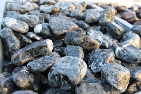 Kamenclub.ru: Щебень галтованный черный (мрамор) фр.20-40 мм.  купить в Ижевске мрамор черный с белыми прожилками мрамор окатанный округлый 15000 руб/т   фото КАМЕНЬ КЛУБ