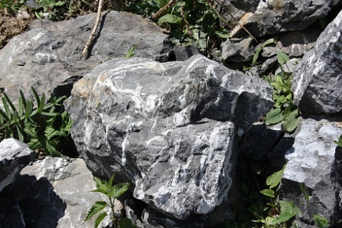 Kamenclub.ru: Черный мрамор скальник фр. 1000-1500 мм.  купить в Ижевске мрамор черный белый серый крупный колотый валун ландшафтный 9000 руб/т   фото КАМЕНЬ КЛУБ