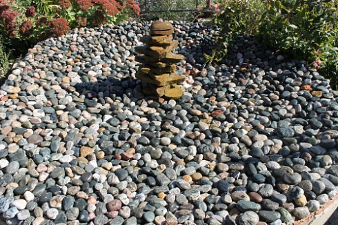 Kamenclub.ru: Галька окат (цветная картошка) фр. 50-100 мм. купить  в Ижевске галька природная окатанная серый белый цветной синий темно-серый коричневый округлый галечник окатанный 6800 руб/т   фото КАМЕНЬ КЛУБ