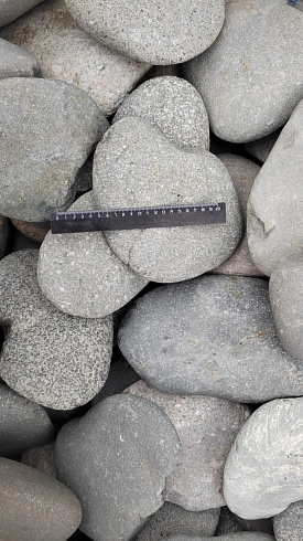Kamenclub.ru: Галька речная плоская (темно-серая) фр. 70-150 мм. купить  в Ижевске галечник природный темно-серый серый синий речная плоская природная окатанная  9000 руб/т   фото КАМЕНЬ КЛУБ