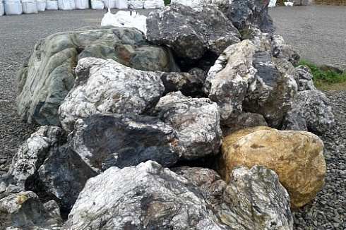 Kamenclub.ru: Черный гранит - кварцит фр. 100-500 мм.  купить в Ижевске мрамор гранит черный с белыми прожилками, серый, белый валун скальный колотый 7000 руб/т   фото КАМЕНЬ КЛУБ