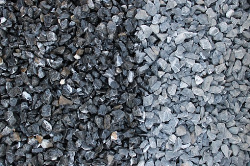 Kamenclub.ru: Щебень крошка черный (мрамор) фр. 10-20 мм.  купить в Ижевске мрамор черный с белыми прожилками, черный, белый каменная ландшафтная декоративная крошка щебня 11000 руб/т   фото КАМЕНЬ КЛУБ