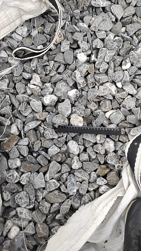 Kamenclub.ru: Щебень галтованный черный (мрамор) фр.40-70 мм.  купить в Ижевске мрамор черный с белыми прожилками, черный, белый щебень галтованный округлый 13500 руб/т   фото КАМЕНЬ КЛУБ