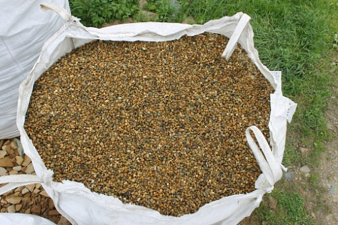 Kamenclub.ru: Галька окат (серо-желтая) фр.10-20 мм. купить  в Ижевске галька серо-желтая, рыжая, серый речная окатанная округлая галька 5000 руб/т   фото КАМЕНЬ КЛУБ