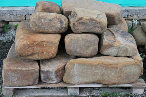 Kamenclub.ru: Песчаник для строительства и кладки (фр. 200-400 мм)  купить в Ижевске песчаник бежевый серый рыжий желтый блоки для строительства из песчаника 6500 руб/т   фото КАМЕНЬ КЛУБ