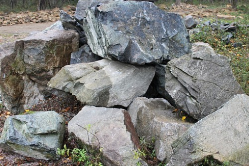 Kamenclub.ru: Змеевик скальник фр. 500-1500 мм.  купить в Ижевске змеевик зеленый серый черный глыба скальная колотая 7500 руб/т   фото КАМЕНЬ КЛУБ