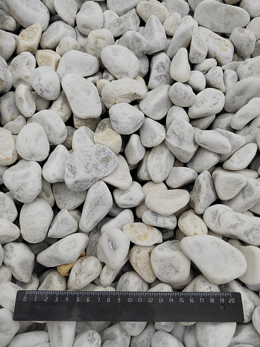 Kamenclub.ru: Мраморная крошка (щебень галтованный белый) фр.40-70 мм.  купить в Ижевске мрамор белый молочный айвори окатанный округлый природный камень 17000 руб/т   фото КАМЕНЬ КЛУБ