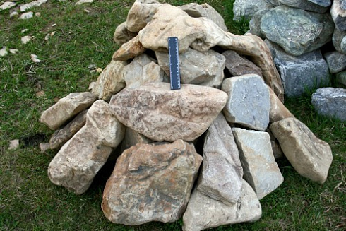 Kamenclub.ru: Песчаник декоративный ландшафтный (фр. 300-500 мм)  купить в Ижевске песчаник желтый рыжий серый зеленый валун речной окатанный природный песчаника 4 500 руб/т   фото КАМЕНЬ КЛУБ