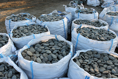 Kamenclub.ru: Галька речная плоская (темно-серая) фр. 100-200-300 мм. купить  в Ижевске галька речная плоская темно-серый, серый, синий речной галечник плоский 9000 руб/т   фото КАМЕНЬ КЛУБ