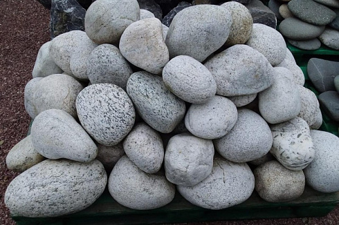 Kamenclub.ru: Бело-серый валунчик фр.100-300 мм.  купить в Ижевске крупный камень для ландшафта серый, белый бело-серый валун крупная галька 4500 руб/т   фото КАМЕНЬ КЛУБ