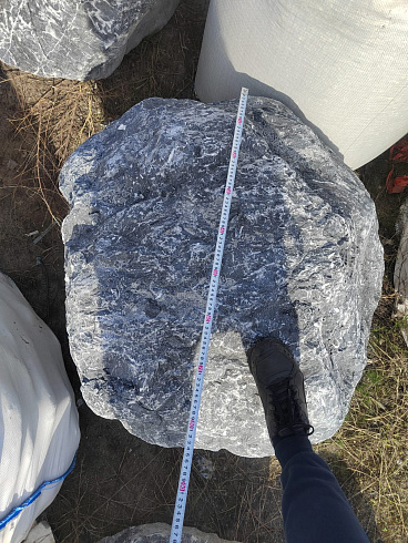 Kamenclub.ru: Черный мрамор скальник фр. 1000-1500 мм.  купить в Ижевске мрамор черный белый серый крупный колотый валун ландшафтный 9000 руб/т   фото КАМЕНЬ КЛУБ