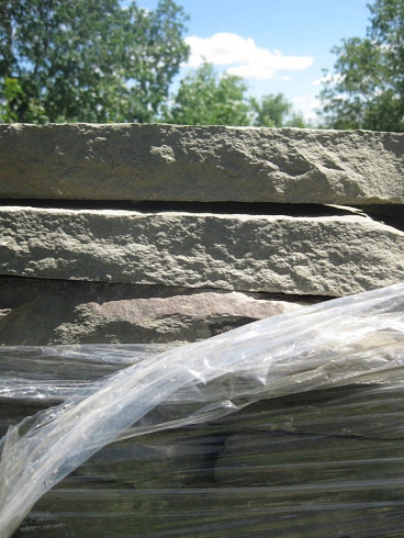 Kamenclub.ru: Песчаник пластушка серо-зеленый (1,5 см)  купить в Ижевске плитняк - пластушка серо-зеленый, серый, зеленый пластушка рваная ландшафтная колотая 10200 руб/м3   фото КАМЕНЬ КЛУБ