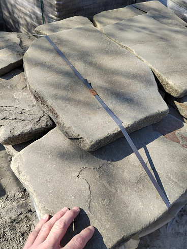 Kamenclub.ru: Песчаник пластушка светло-серый (3,0 см)  купить в Ижевске песчаник светло-серый, серый песчаник рваный ландшафтный колотый 13800 руб/м3   фото КАМЕНЬ КЛУБ