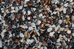 Kamenclub.ru: Мраморная крошка (щебень галтованный микс:белый-черный-розовый-медовый) фр.10-20 мм.  купить в Ижевске мрамор белый, медовый, черный, розовый мраморный декоративный ландшафтный окатанный округлый галтованный щебень 15500 руб/т   фото КАМЕНЬ КЛУБ