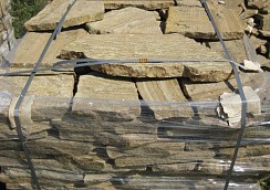 Kamenclub.ru: Песчаник пластушка желтый с рисунком (3 см)  купить в Ижевске песчаник желтый с рисунком, рыжий, желтый песчаник пластушка ландшафтная рваная 8 500 руб/м3   фото КАМЕНЬ КЛУБ