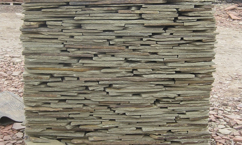 Kamenclub.ru: Песчаник пластушка серо-зеленый (3,0 см)  купить в Ижевске песчаник серо-зеленый, серый, зеленый песчаник пластушка колотый рваный ландшафтный 10200 руб/м3   фото КАМЕНЬ КЛУБ