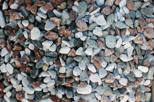 Kamenclub.ru: Мраморная крошка (щебень галтованный микс:белый-зеленый-розовый) фр.20-40 мм.  купить в Ижевске мрамор белый, зеленый, розовый мрамор декоративный (галтовка) 15500 руб/т   фото КАМЕНЬ КЛУБ