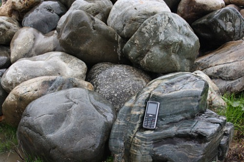 Kamenclub.ru: Речной валун Кабанчик фр.300-500 мм.  купить в Ижевске крупный природный камень галька серый, темно-серый речной валун галечник масштабный 7000 руб/т   фото КАМЕНЬ КЛУБ