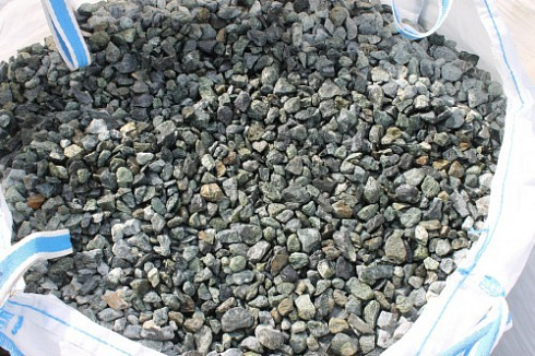 Kamenclub.ru: Щебень крошка зеленый (змеевик) фр. 20-40 мм.  купить в Ижевске мрамор зеленый, салатовый ландшафтная мраморная крошка 8500 руб/т   фото КАМЕНЬ КЛУБ