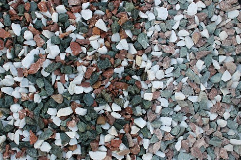 Kamenclub.ru: Мраморная крошка (щебень крошка микс: белый-зеленый-розовый) фр. 10-20 мм.  купить в Ижевске мрамор белый, зеленый, розовый декоративный ландшафтный колотый щебень 12000 руб/т   фото КАМЕНЬ КЛУБ