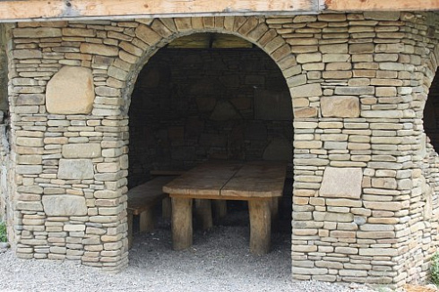 Kamenclub.ru: Песчаник для строительства и кладки блочный (фр 100-200 мм)  купить в Ижевске песчаник бежевый серый рыжий валун мелкий для строительства песчаник 6500 руб/т   фото КАМЕНЬ КЛУБ